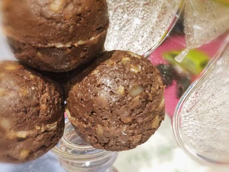 Photo of the MOSSUM Sweetie, a round deep brown nugget made of sea moss, dark chocolate and nuts.